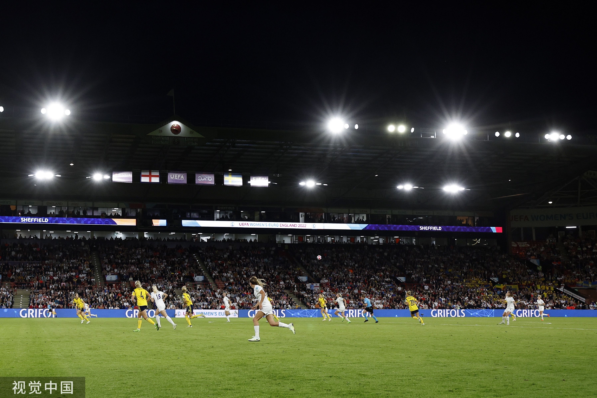 攀附在冰壁 攀附在冰壁